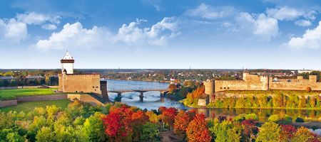 Castillo de Narva a la Izquierda-Fortaleza de Ivangorod a la derecha