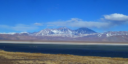 Laguna con el Cerro Tres Cruces al fondo