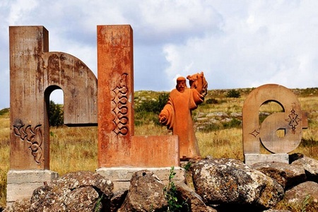 Ashtasavan - Monumento Alfabeto Armenio