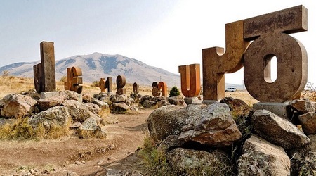 Ashtasavan - Monumento Alfabeto Armenio