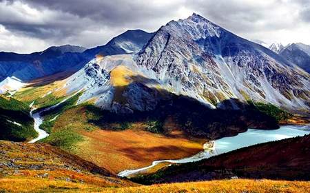 Monta&ntildeas de Altay